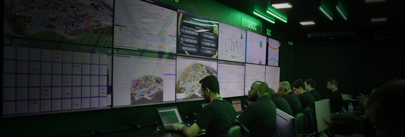 Foto de colaboradores dea área de Segurança Cibernética trabalhando em computadores