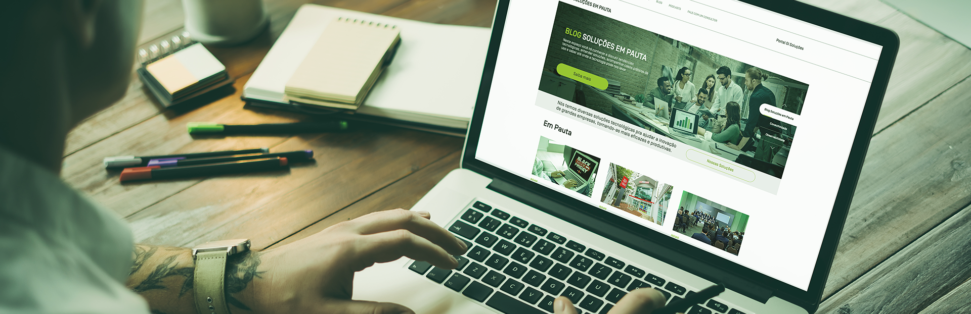 Cliente usando um notebook que mostra a home do Blog Soluções em Pauta