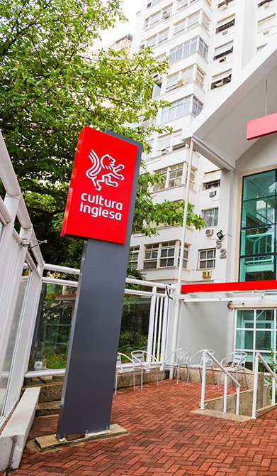 Sede do curso de inglês com letreiro escrito Cultura Inglesa